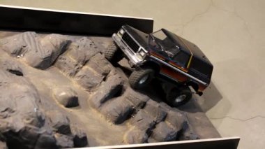 Araba bir offroad arazi yolu üzerinde çalışıyor. Boş zaman. Çocuklar ve yetişkinler kavramı. Hobi. Oyuncak. 