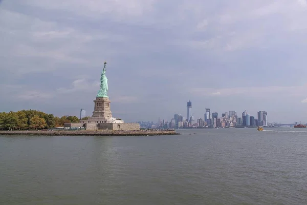 Schöne Ansicht Der Berühmten Freiheitsstatue Und Manhattan Auf Dem Hintergrund — Stockfoto