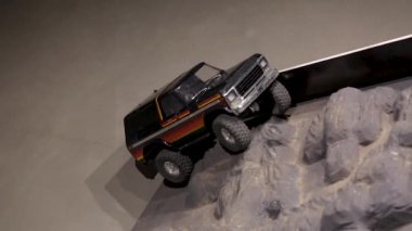 Araba bir offroad arazi yolu üzerinde çalışıyor. Boş zaman. Çocuklar ve yetişkinler kavramı. Hobi. Oyuncak. 