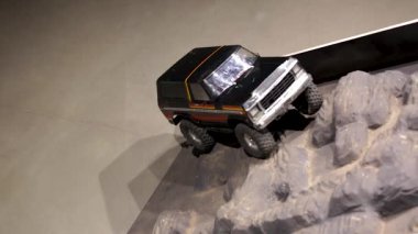 Araba bir offroad arazi yolu üzerinde çalışıyor. Boş zaman. Çocuklar ve yetişkinler kavramı. Hobi. Oyuncak. 