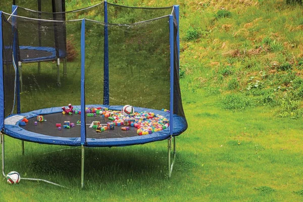 Vista Linha Trampolins Com Rede Segurança Montada Nos Quintais Conceito — Fotografia de Stock