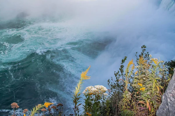 Pemandangan Indah Air Terjun Niagara Gelombang Gemuruh Melawan Pantai Berbatu — Stok Foto