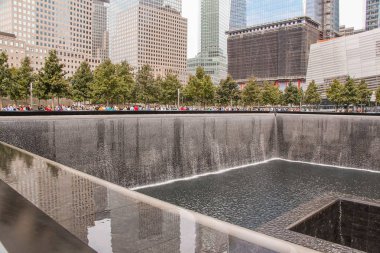11 Eylül Anıtları'nın güzel manzarası, havuzları yansıtan ikiz. En büyük insan yapımı şelaleler. Tarihsel yerler kavramı. 09.26.2012. Abd New York.