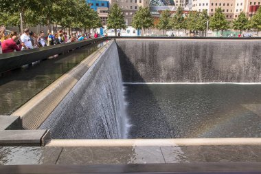 11 Eylül Anıtları'nın güzel manzarası, havuzları yansıtan ikiz. En büyük insan yapımı şelaleler. Tarihsel yerler kavramı. 09.26.2012. Abd New York.