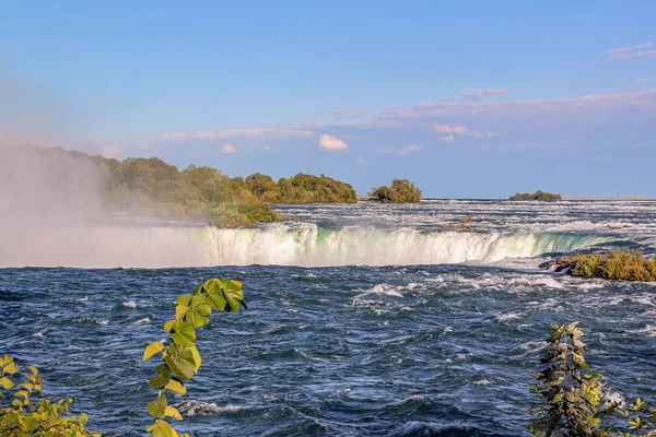 Vue Magnifique Sur Paysage Des Chutes Niagara Vagues Grondant Contre — Photo