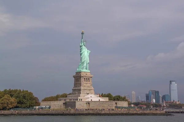 Вид Знаменитой Статуи Свободы Манхэттена Заднем Плане Остров Свободы Гавани — стоковое фото