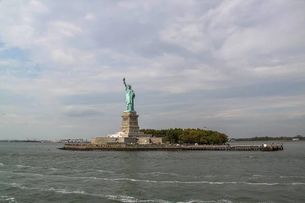 Bela Vista Famosa Estátua Liberdade Manhattan Fundo Liberty Island Porto — Fotografia de Stock