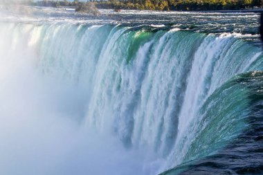 Niagara Şelalesi manzarasının muhteşem manzarası. Kayalık kıyıya doğru gürleyen dalgalar. 