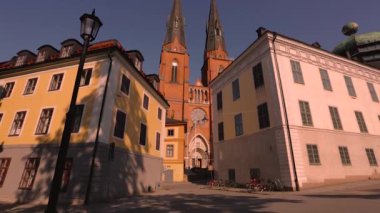 Mavi gökyüzü arka planda eski binalar arasında katedral kilise güzel görünümü. Europe. Sweden. Uppsala