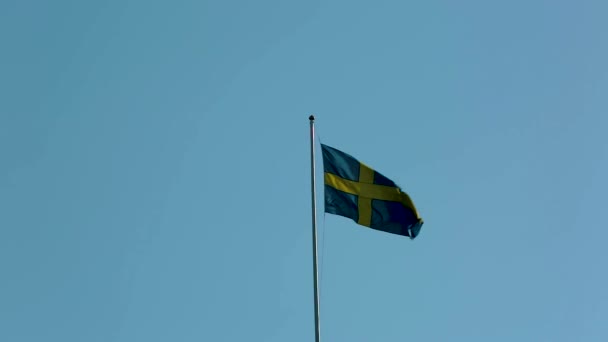 Schöne Ansicht Der Schwedischen Flagge Auf Blauem Himmel Hintergrund — Stockvideo