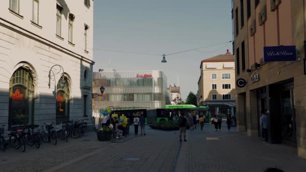 Pessoas Andando Centro Belo Dia Verão Autocarro Verde Passar Uppsala — Vídeo de Stock
