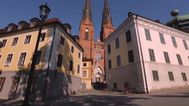 Mavi gökyüzü arka planda eski binalar arasında katedral kilise güzel görünümü. Europe. Sweden. Uppsala