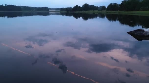 Красивый Вид Тропу Реактивного Самолета Отражается Поверхности Воды Затем Видна — стоковое видео