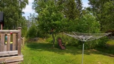 Özel evin arka bahçesinde güzel bir görünüm. Yaz gününde muhteşem yeşil doğa. İsveç. Avrupa.