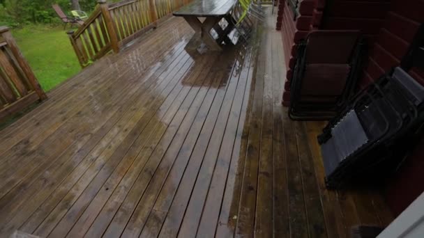 Regen Auf Der Holzterrasse Einem Sommertag Schönwetter Hintergründe — Stockvideo