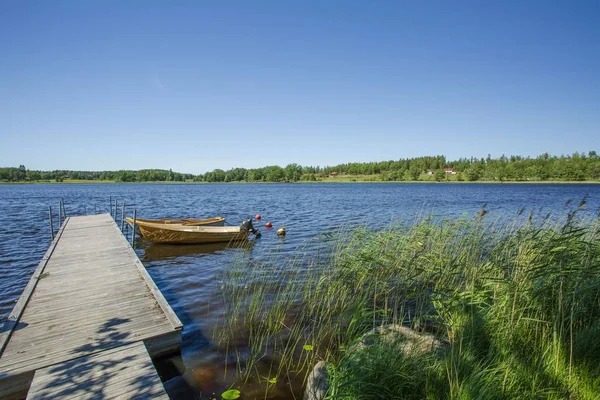 Vue Lac Avec Deux Bateaux Garés Sur Rivage Sur Fond — Photo