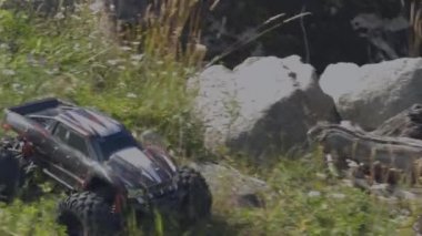 Radyo kontrollü model arabalar. Uzaktan kumandalı oyuncaklar. Boş zaman. Çocuklar ve yetişkinler kavramı. Hobi. Oyuncak.