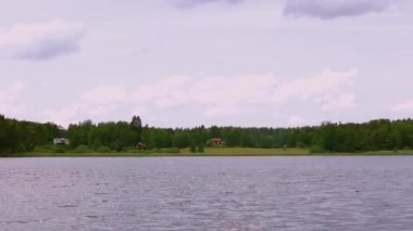 Yaz gününde gölde gün batımının muhteşem manzarası. Göl ve gökyüzü ufukta birleşiyor.