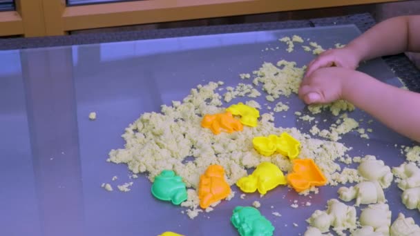 Mãos Criança Brincando Com Areia Magisk Colorido Feliz Conceito Infância — Vídeo de Stock