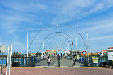 Curaao St Anna Bay karşısında pontoon Queen Emma Köprüsü üzerinde güzel bir görünüm. Willemstad. Curasao, ne kadar. 09.19.2019.