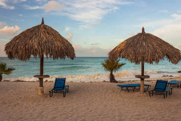 Vacker Utsikt Över Den Vita Sandstranden Aruba Blå Solstolar Parasoller — Stockfoto