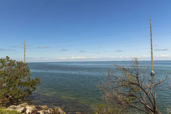 メキシコ湾の海岸線の眺め フロリダ州キーウェストまで高速道路沿いの地下水を通る送電線 美しい自然景観の背景 — ストック写真