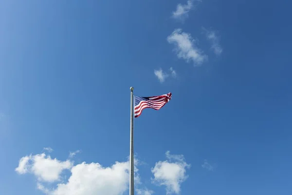 Beautiful View American Flag Blue Sky White Clouds Background — Stock Photo, Image