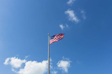 Beyaz bulutlu mavi Amerikan bayrağının güzel manzarası.