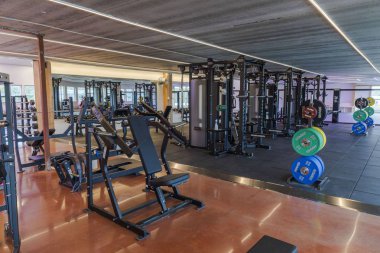 İyi donanımlı fitness merkezinin güzel manzarası. Sağlıklı yaşam tarzı kavramı. Enkoping. İsveç. 10.02.2019