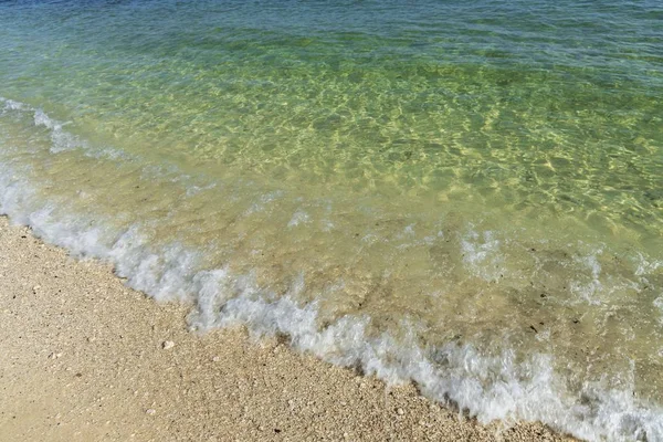 Vue Imprenable Sur Vague Mousseuse Qui Roule Sur Côte Sablonneuse — Photo