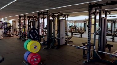 İyi donanımlı fitness merkezinin güzel manzarası. Sağlıklı yaşam tarzı kavramı. Enkoping. İsveç. 10.02.2019