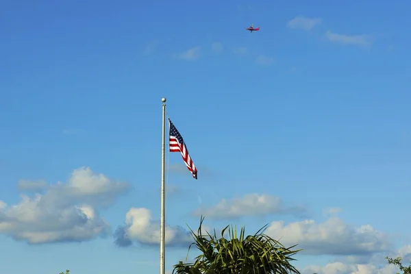 Amerikanische Flagge Blauen Himmel Mit Weißem Wolkenhintergrund Rotes Flugzeug Weit — Stockfoto