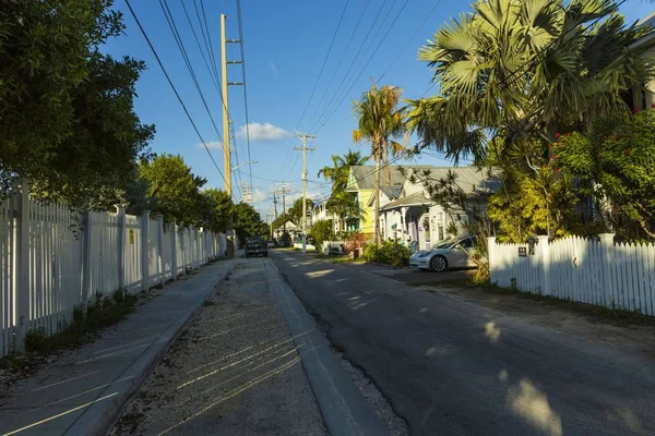 キーウェストの通りの1つを表示します 青空の背景に古い家や大きな緑の木 キーウェスト フロリダだアメリカ 2019 — ストック写真