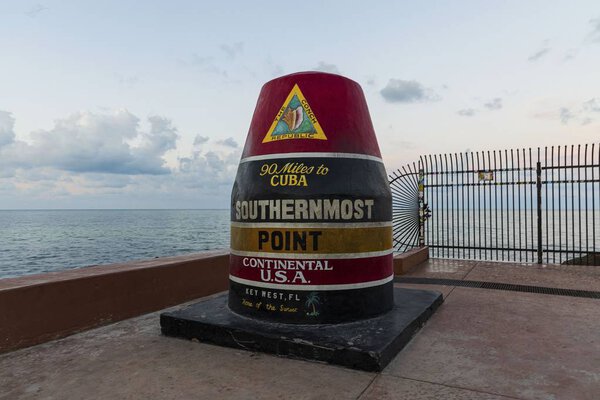 Красивый крупным планом вид на самый южный буй точки на голубой воде Атлантического Океана и синий фон неба. Туристическая достопримечательность. Ки-Уэст, Флорида. США
.