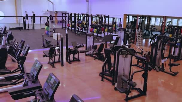 Όμορφη Θέα Του Καλά Εξοπλισμένο Γυμναστήριο Υγιεινός Τρόπος Ζωής Ενκόπινγκ — Αρχείο Βίντεο