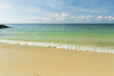 Kumlu sahilde köpüren dalgaların inanılmaz manzarası. Atlantik okyanusu. Florida mı? Usa