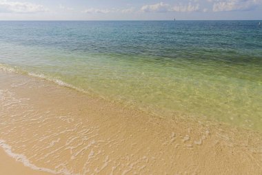Atlantik Okyanusu 'nun kumsal manzarası çok güzel. Sarı kum, açık mavi gökyüzü ile birleşen koyu mavi suya dönüşüyor. Key West, Florida. Usa