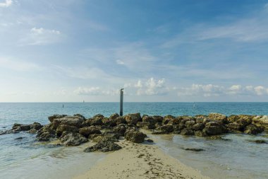 Kayalık kıyı şeridinin muhteşem manzarası. Atlantik okyanusu turkuaz su yüzeyi. Key West, Florida. Usa
