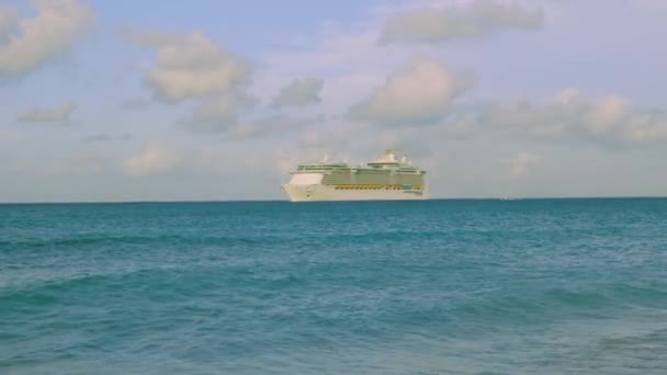 Incrível Beleza Oceano Atlântico Turquesa Superfície Água Grande Barco Cruzeiro — Vídeo de Stock