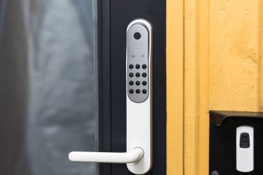 Siyah bir kapının üzerindeki elektrik kombinasyonunun yakın görüntüsü. İç dizayn. Güzel arka planlar.