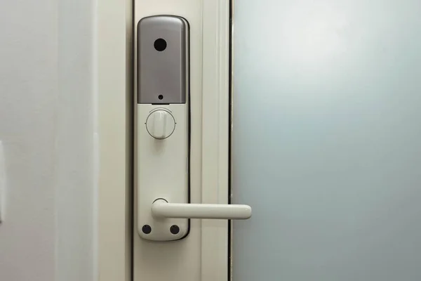 Beyaz Bir Kapıdaki Elektrik Kombinasyonlu Kilidin Yakın Görüntüsü Dizayn Güzel — Stok fotoğraf