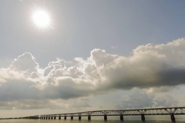 Key West Florida otoyolu. Eski terk edilmiş köprüyü ve Atlantik 'in kıyı şeridini mavi gökyüzünde çok sayıda bulutlu arka planda görmek. Florida mı? Usa.