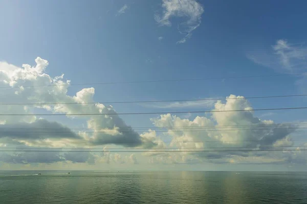 Vista Deslumbrante Oceano Atlântico Espelho Superfície Água Fundindo Com Céu — Fotografia de Stock