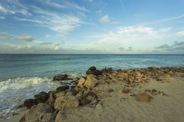 阿鲁巴岛大西洋海岸线的美丽景色 华丽的自然景观背景 加勒比海 — 图库照片