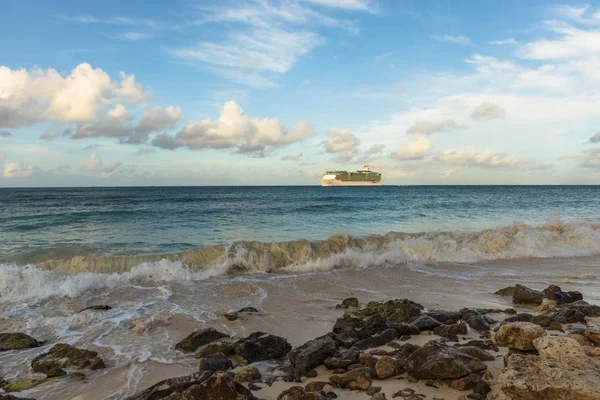 Удивительная Красота Атлантического Океана Бирюзовой Поверхности Воды Большая Круизная Лодка — стоковое фото