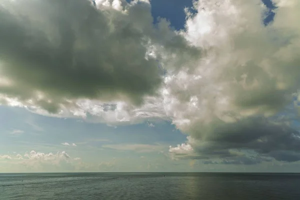 Дивовижний Вигляд Блакитної Води Атлантичного Океану Зливається Блакитним Небом Хмарами — стокове фото