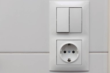 Beyaz karodaki beyaz ışık kırışıklığı ve prizlerin yakın görüntüsü. İnşaat elementleri konsepti. İç mekan. Tasarım.