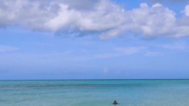 İnanılmaz güzel Karayip deniz plajı. Aruba adası. Güzel doğa arkaplanı