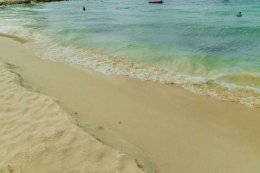 Aruba Adası 'nın muhteşem beyaz kumlu plajı. Turkuaz deniz suyu ve mavi gökyüzü. Güzel arkaplan