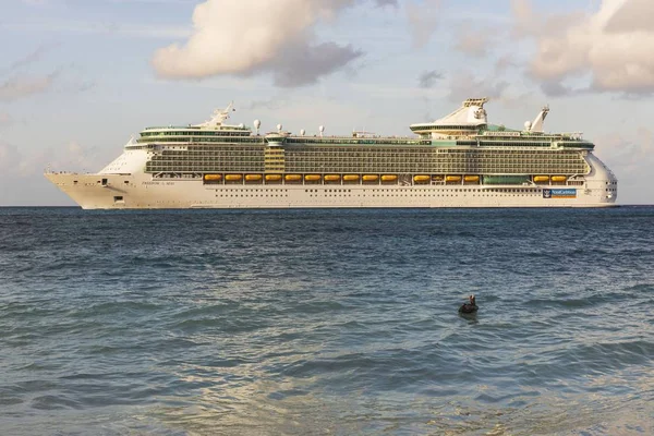 Increíble Belleza Océano Atlántico Superficie Agua Turquesa Gran Barco Crucero —  Fotos de Stock